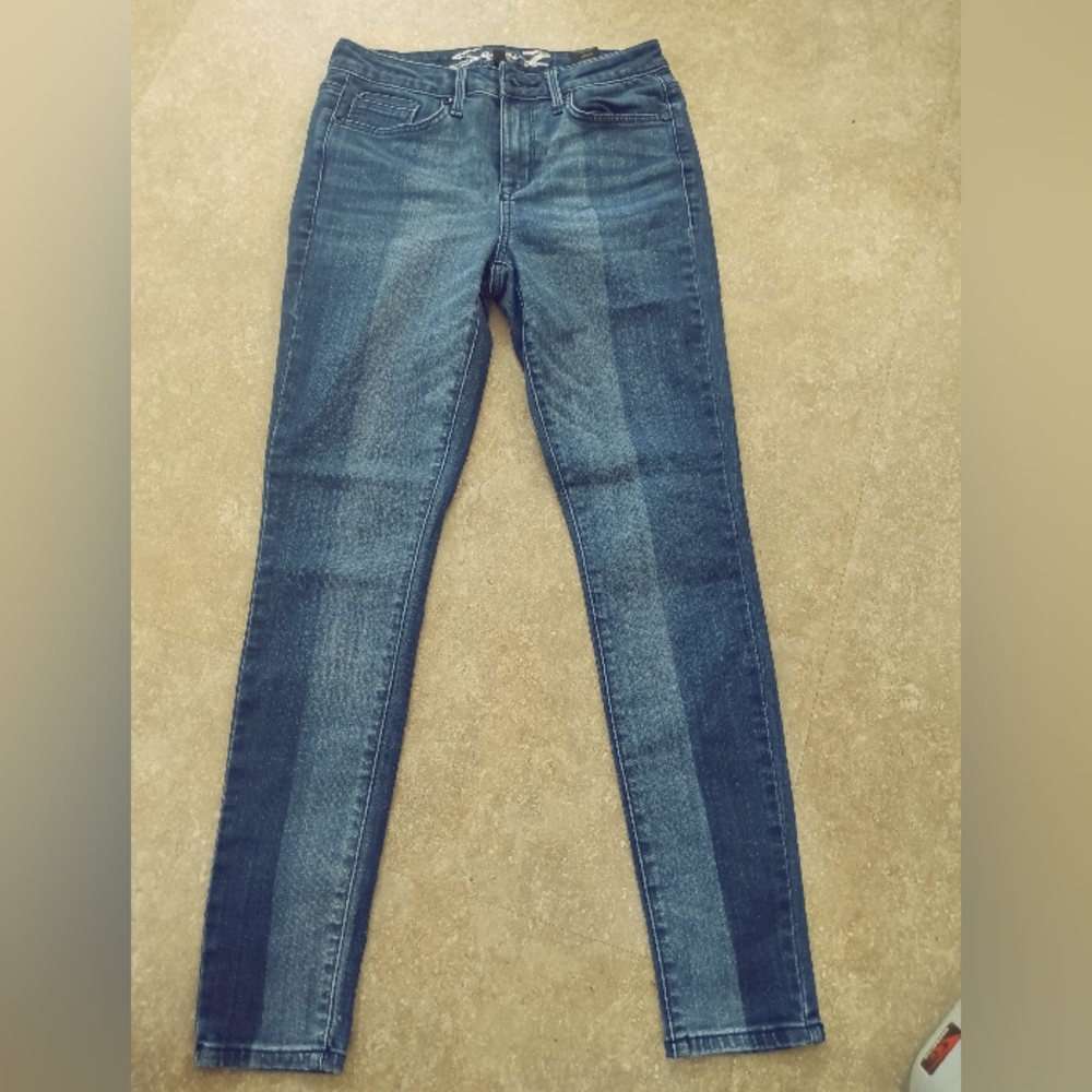 Seven7 brand dark wash size 4 skinny leg jeans